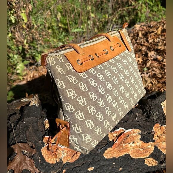 Dooney & Bourke Shoulder Large Tassle Zip Top HP74Q BN - Picture 5 of 9